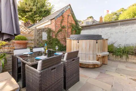Airbnb DR Garden HOttub 3.webp